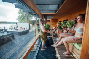 Sauna gehört einfach zu Finnland. Jung und Alt genießen die Entspannung und den Luxus dieser wunderbaren Zeit.
